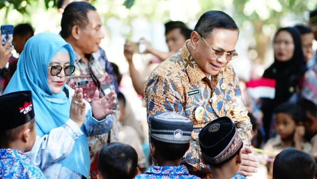 Bupati Pati Sudewo dan istri, Atik Kusdarwati. [Instagram @humaspati]